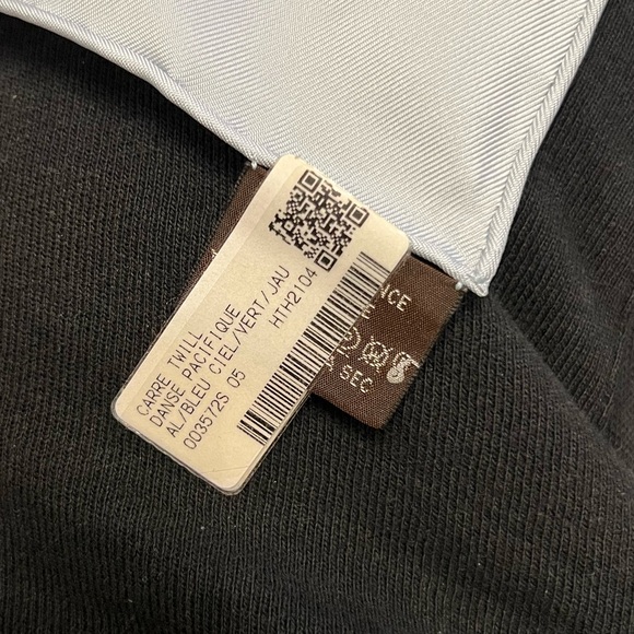 Hermes’ Silk Scarf 90cm - Picture 3 of 4